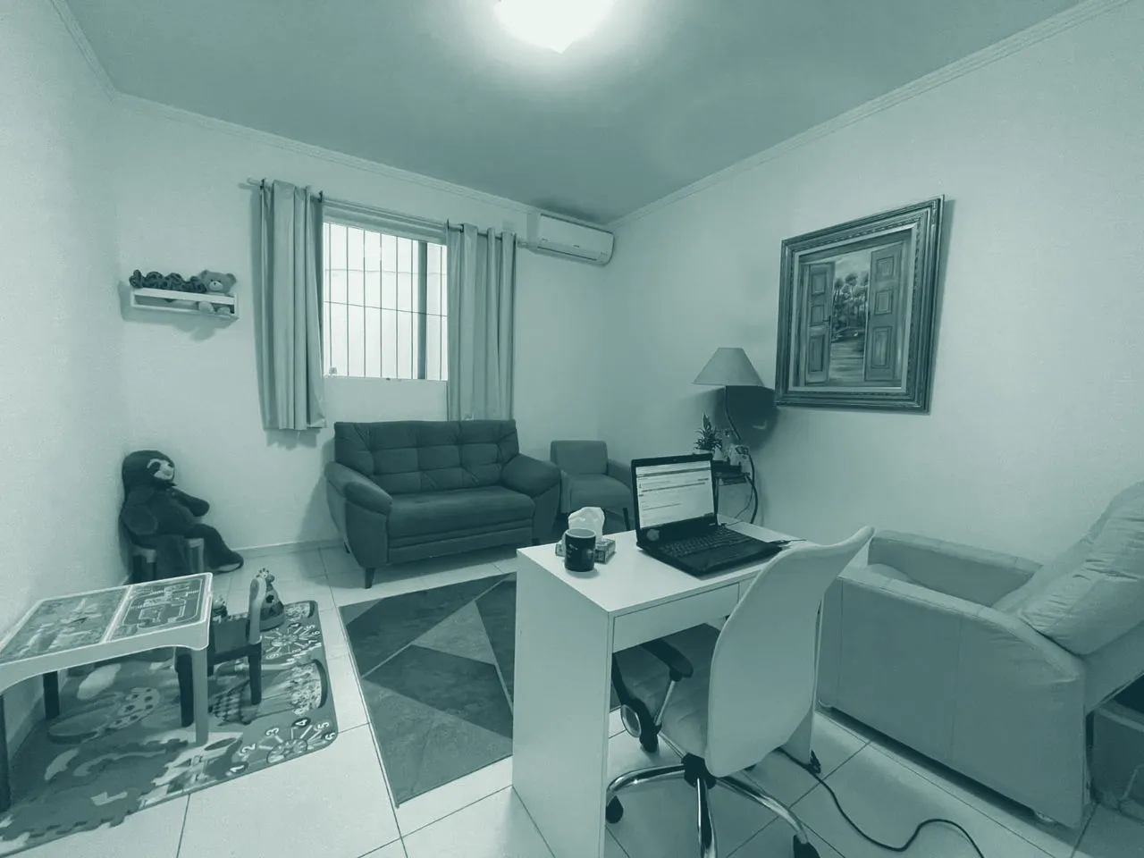 Sala de atendimento do consultório em Campinas, com sofá, poltrona e espaço para crianças