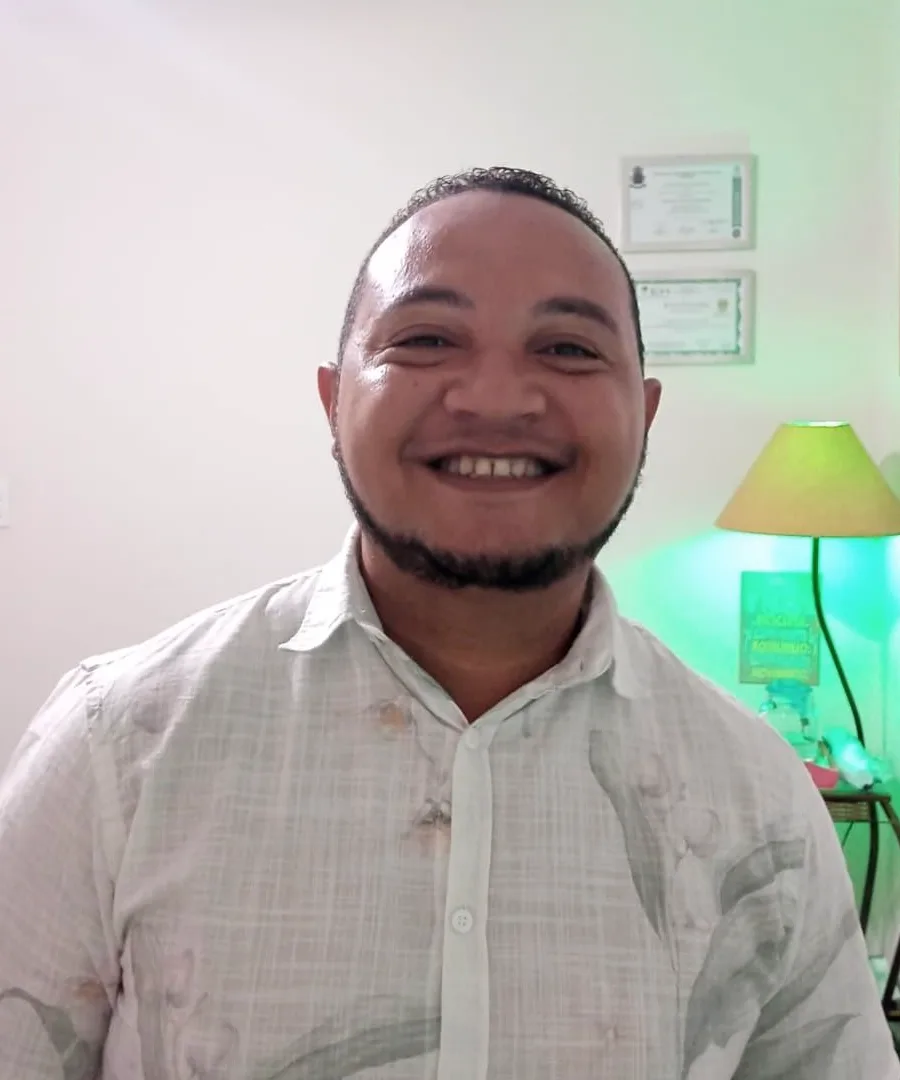 Paulo Ricardo Fortunato sorrindo no consultório, em Campinas